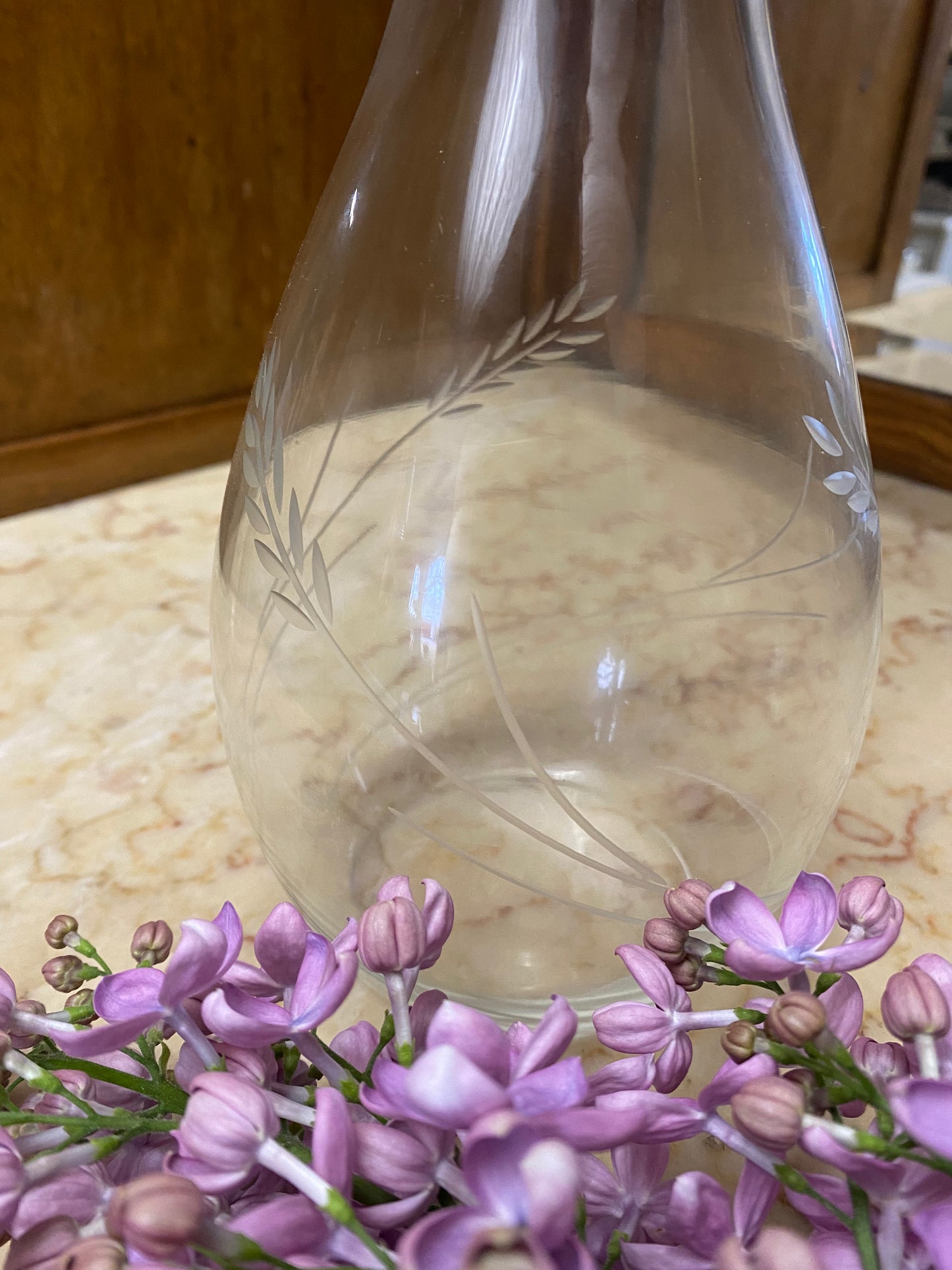 Vas i tunt glas med vackra blad