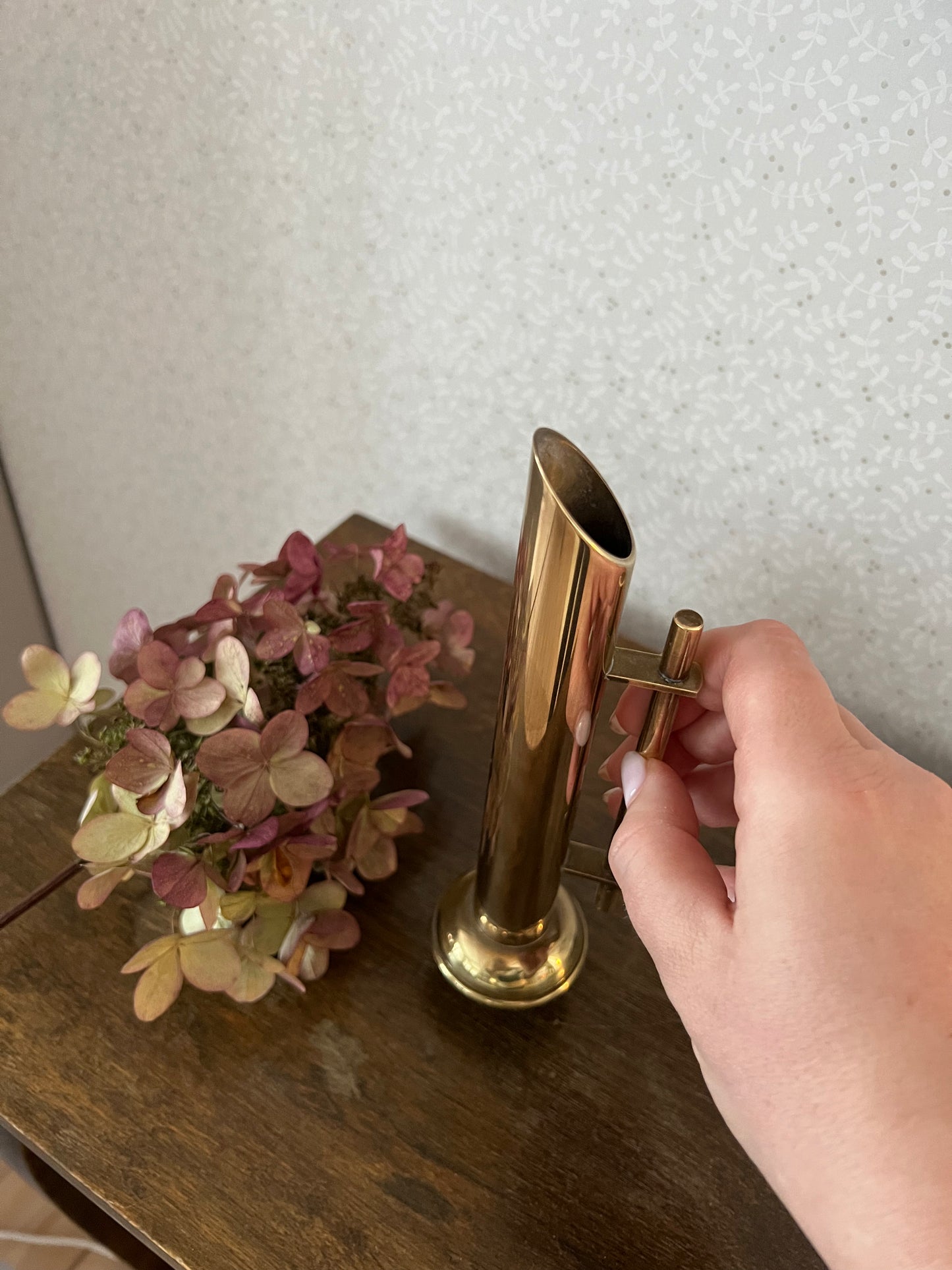 Vas i mässing med handtag