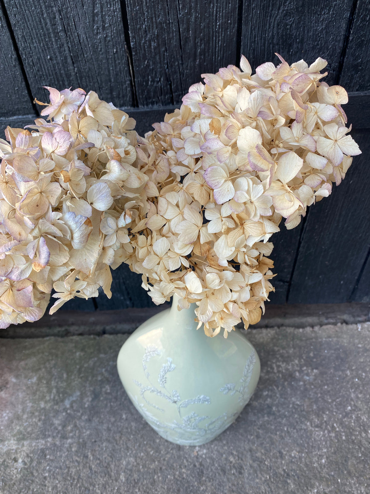 Urna i ljusgrönt med blomstermönster