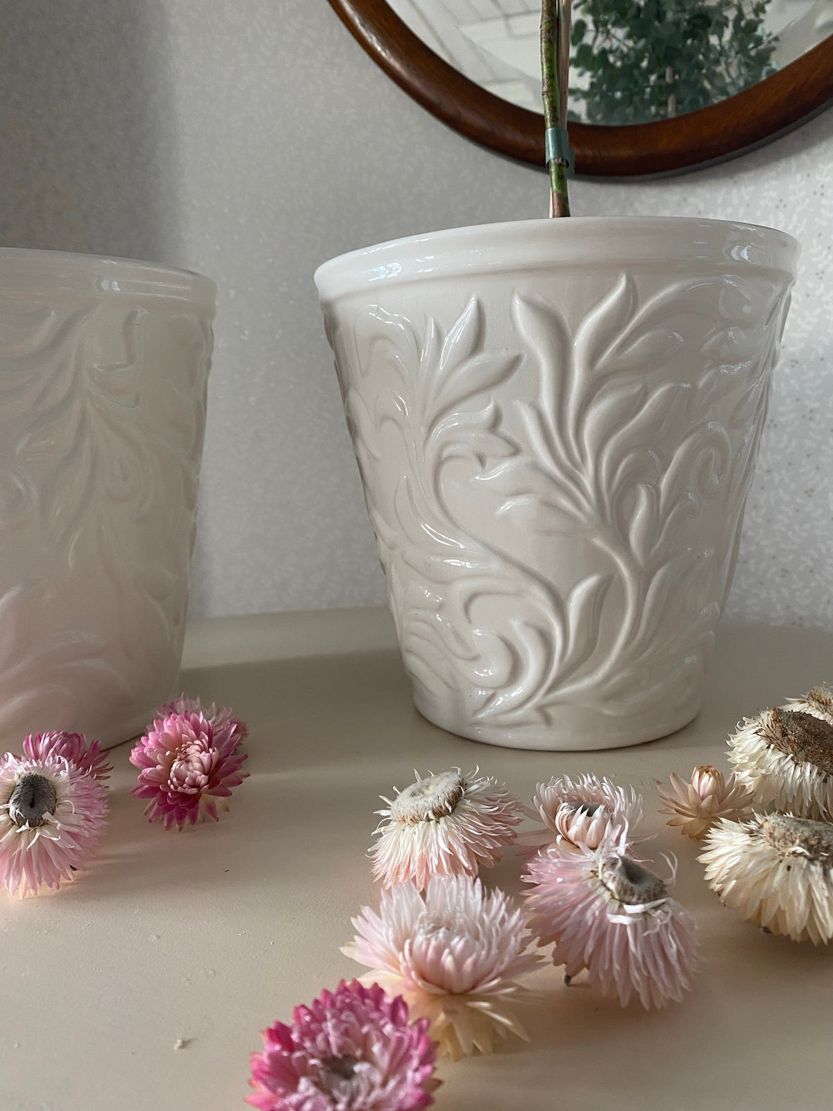 Paret stora krukor med blomstermönster