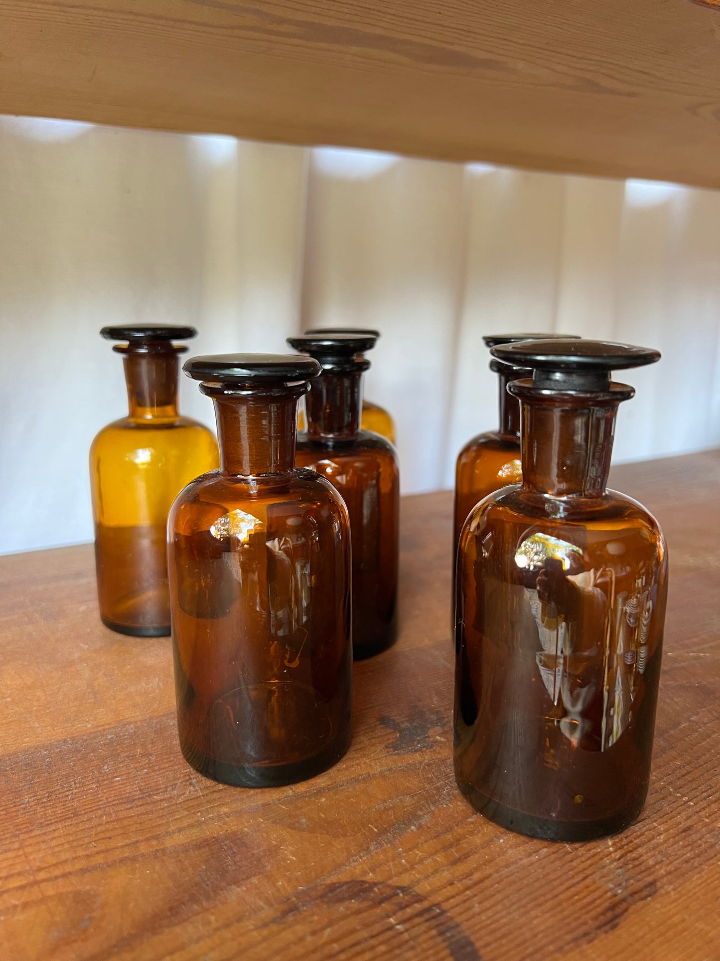 2st flaskor i brunt glas med kork