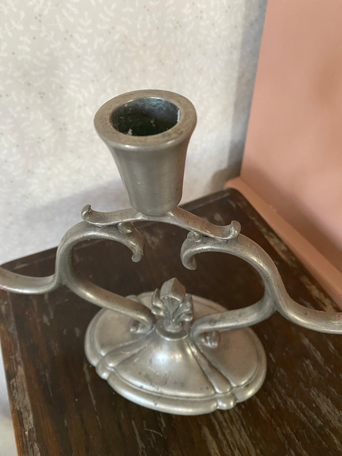 Trearmad ljusstake i tenn