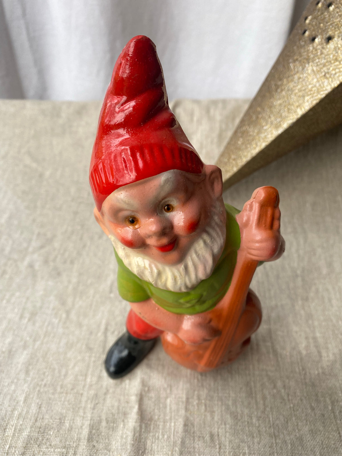 Äldre tomte med gitarr