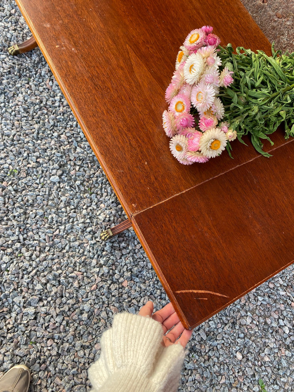 Soffbord med klaffar och otroliga ben
