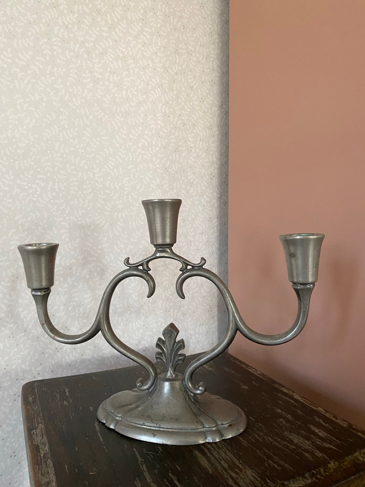 Trearmad ljusstake i tenn