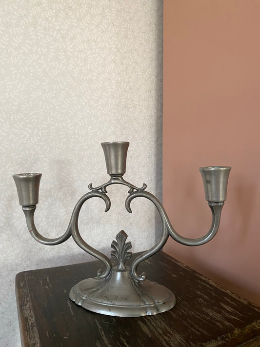Trearmad ljusstake i tenn