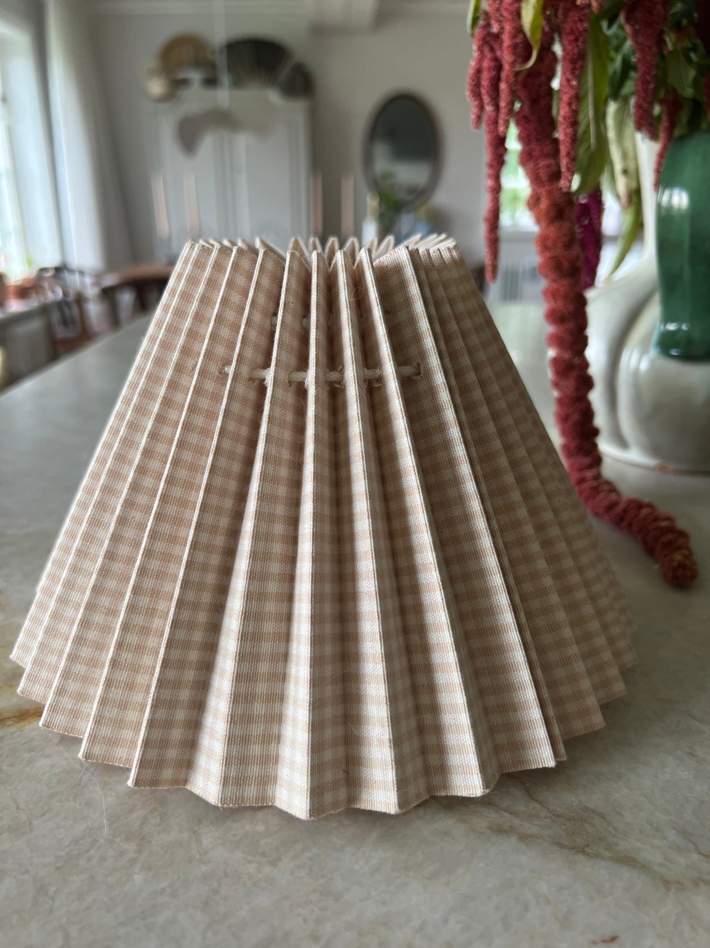 Lampskärm i vit och beige rutigt