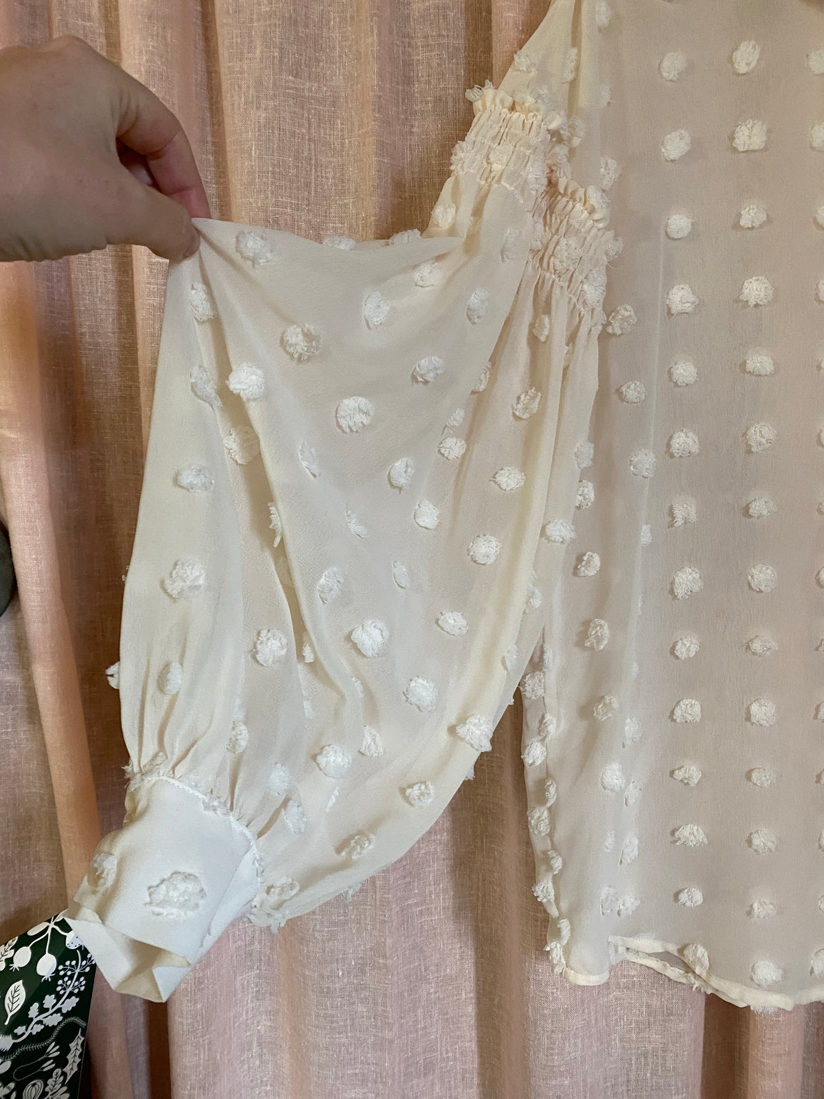 Benvit blus med prickar