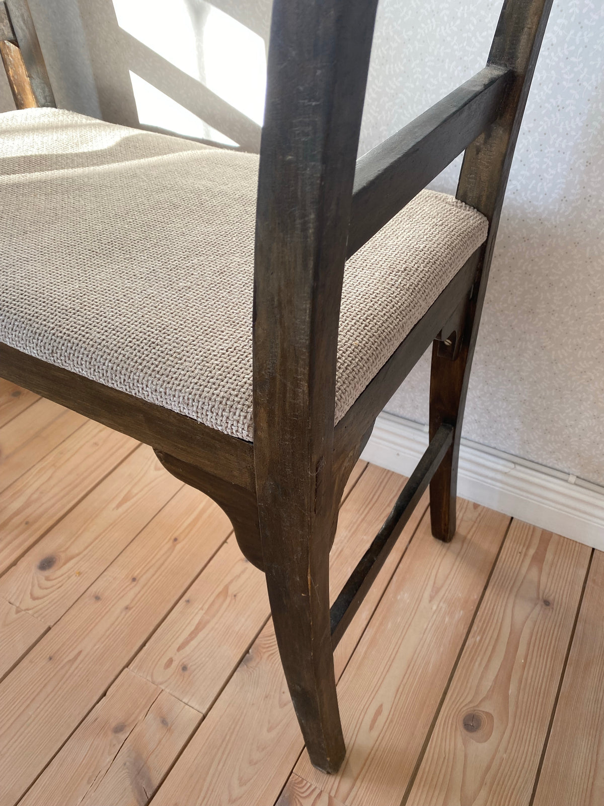 Äldre sittpall i mörkt trä