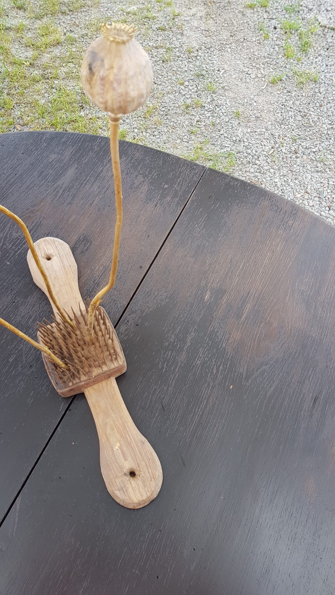 Ovalt matbord i mörkt trä med iläggsskivor