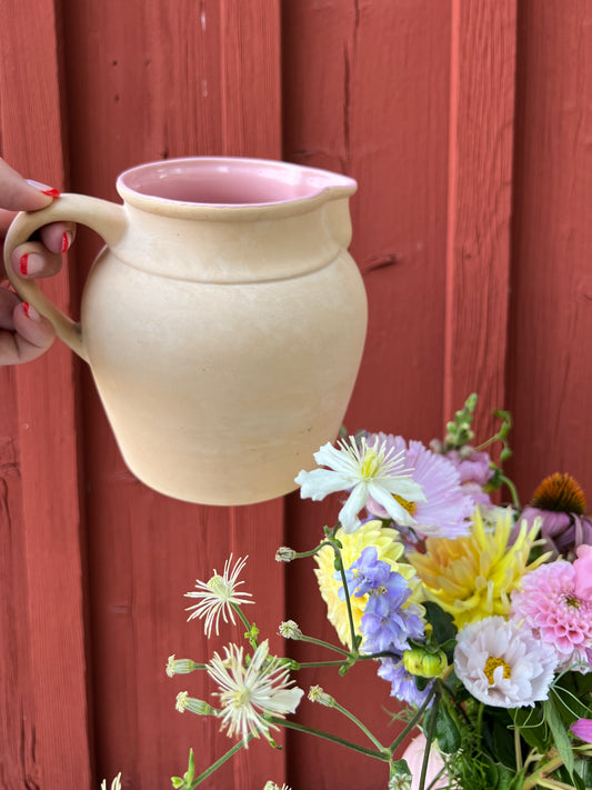 Kanna i beige keramik med rosa insida