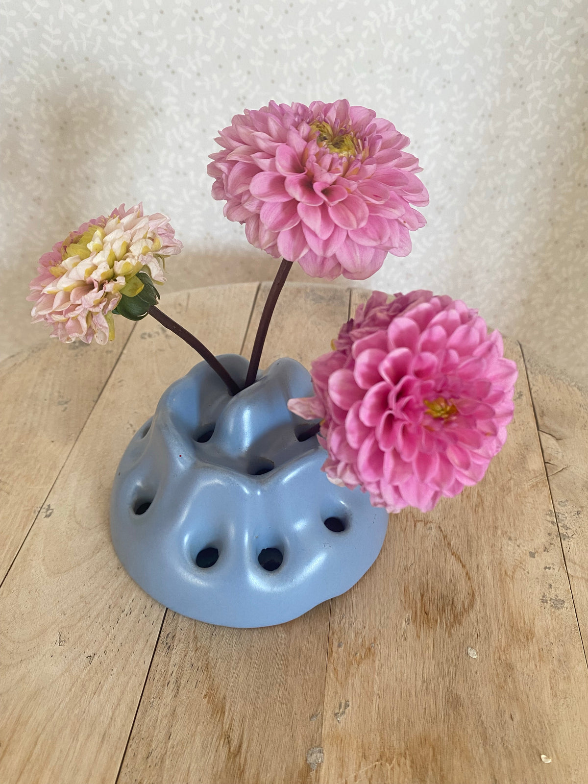Blomsterfakir i himmelsblå keramik - Uppsala Ekeby