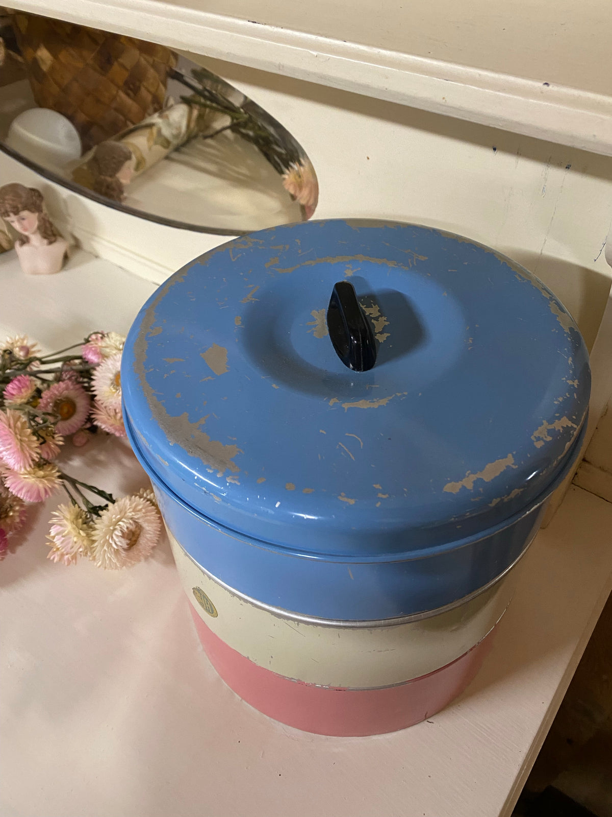 Äldre kakburk i tre våningar finaste färger