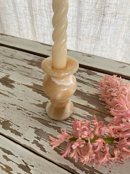 Ljusstake i beige marmor