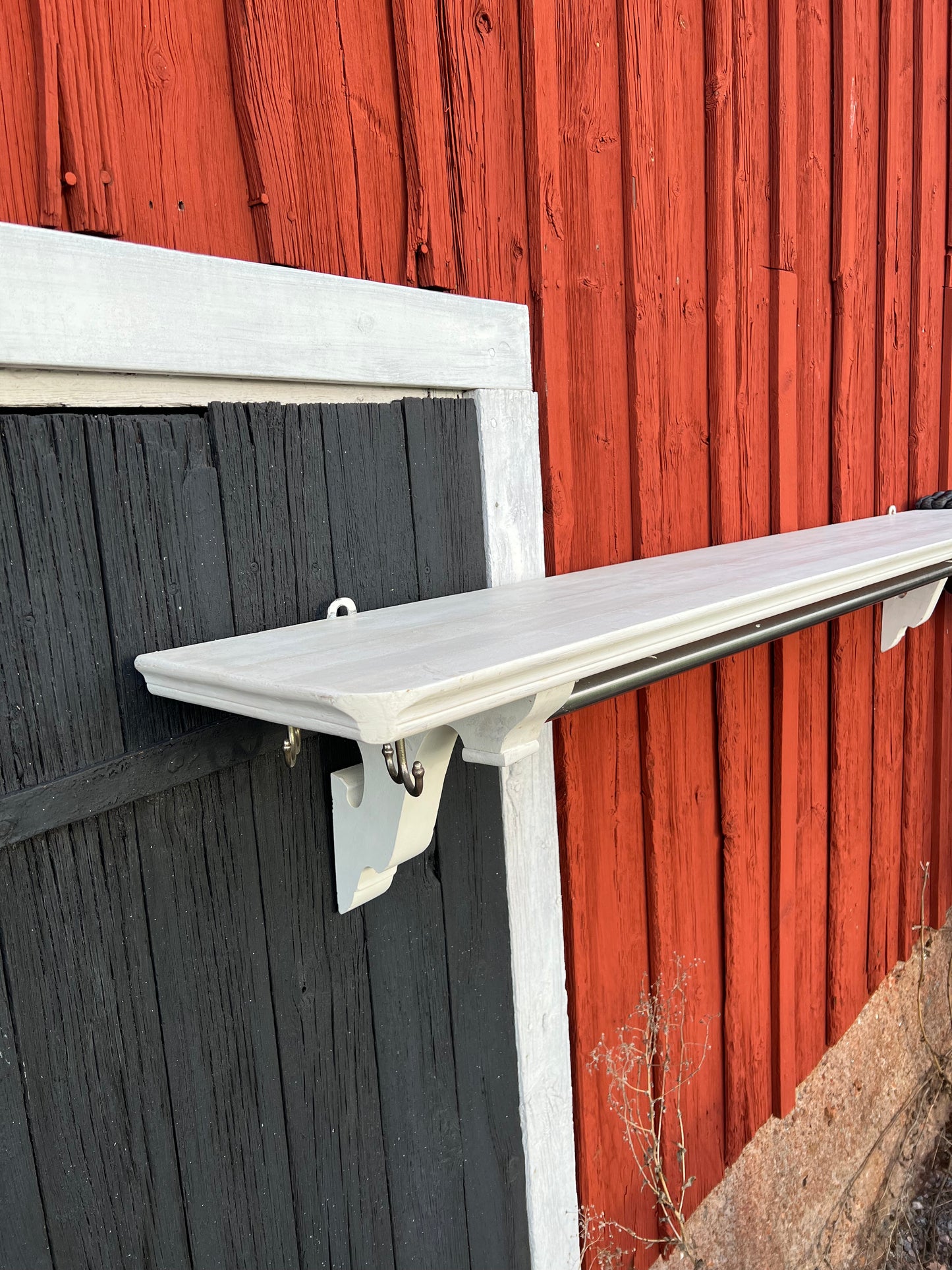 Otrolig hatthylla med konsoler och krokar