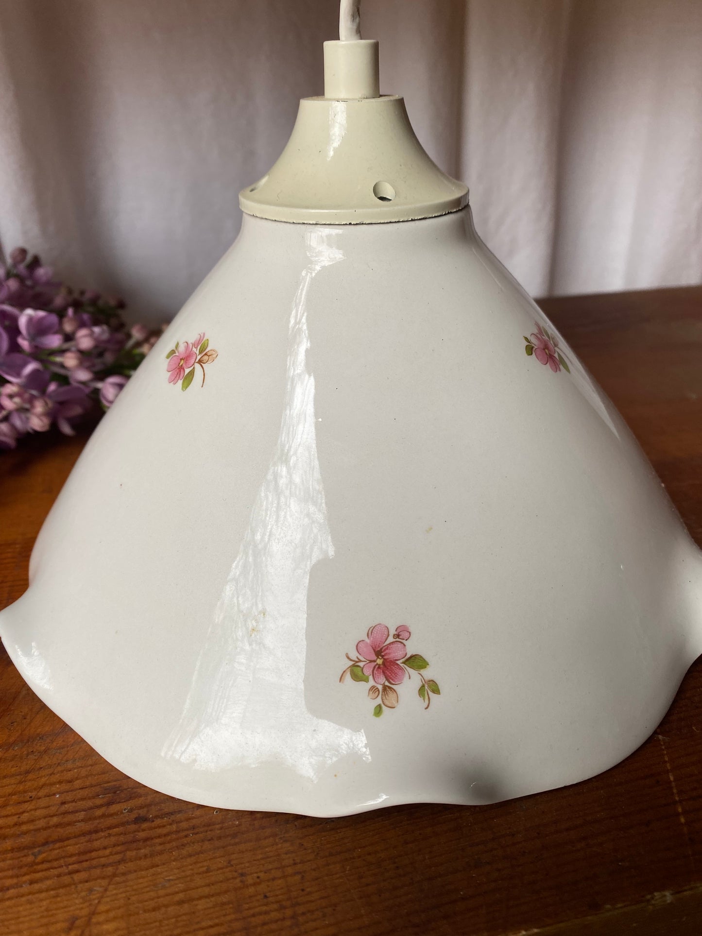 Porslinslampa med volang och blommor