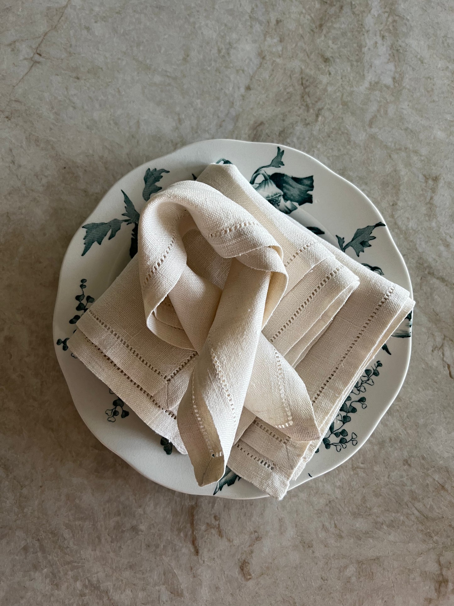 6st inneservetter i beige med vacker kant