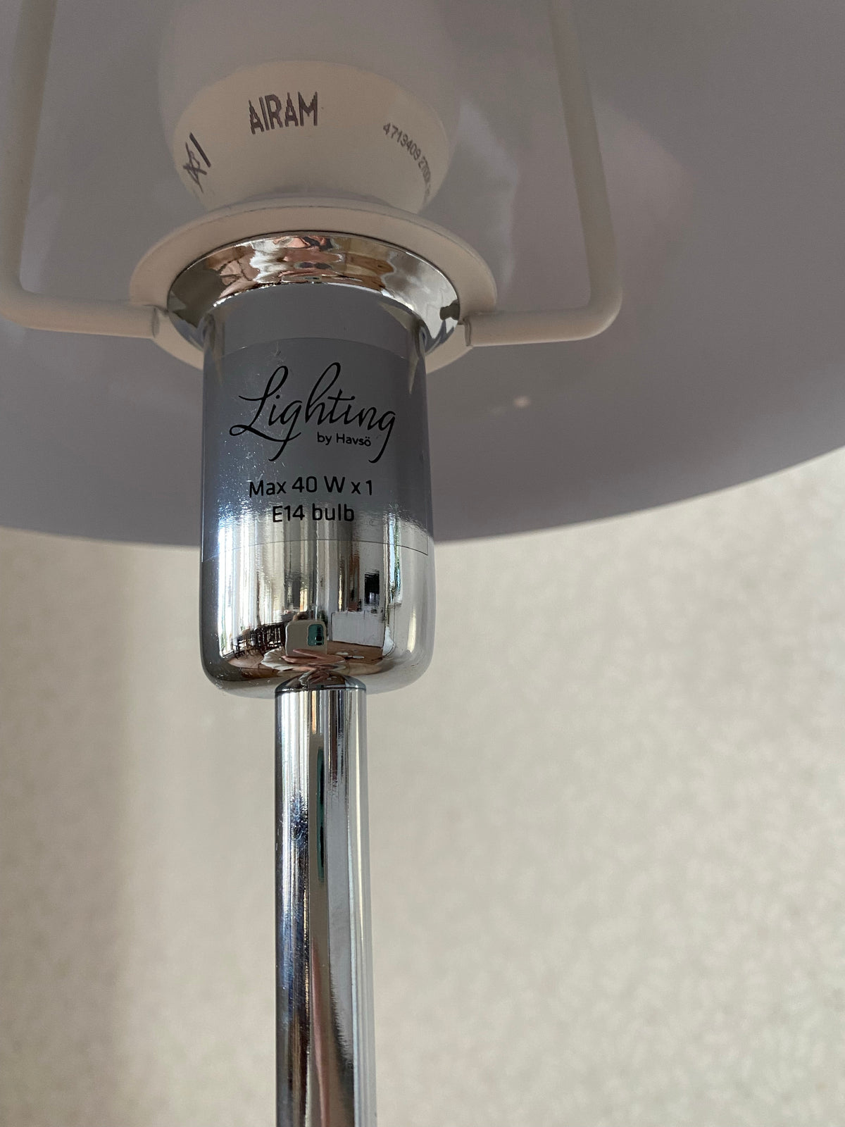 Silverfärgad bordslampa