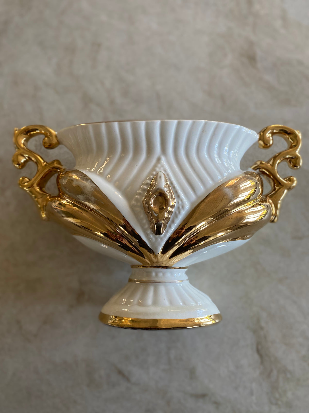 Vacker vas i vitt och guld med öron