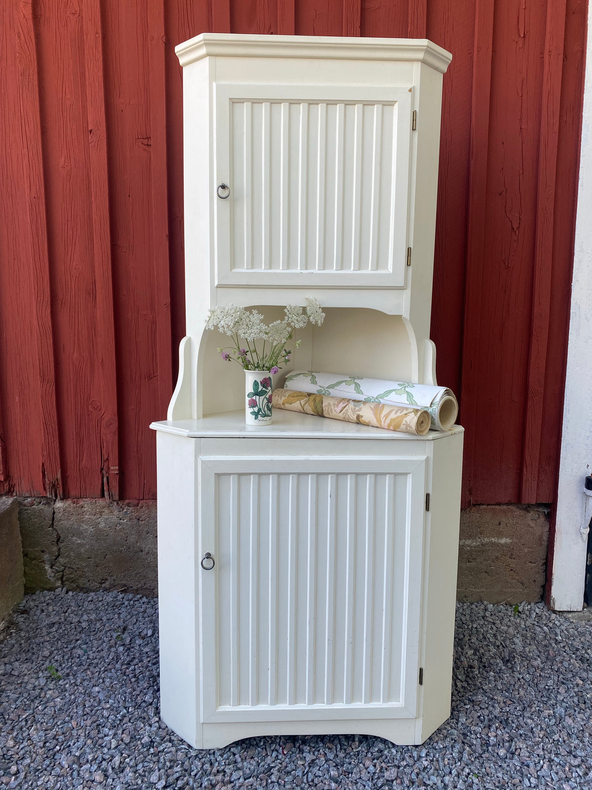Vackert gammalt hörnskåp
