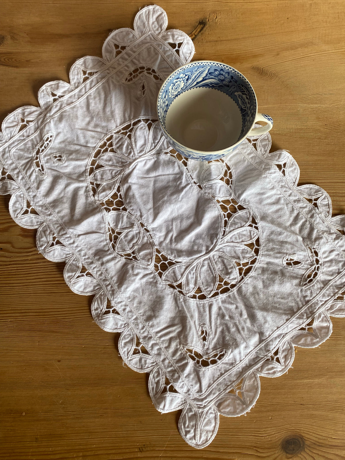 Broderad vit duk