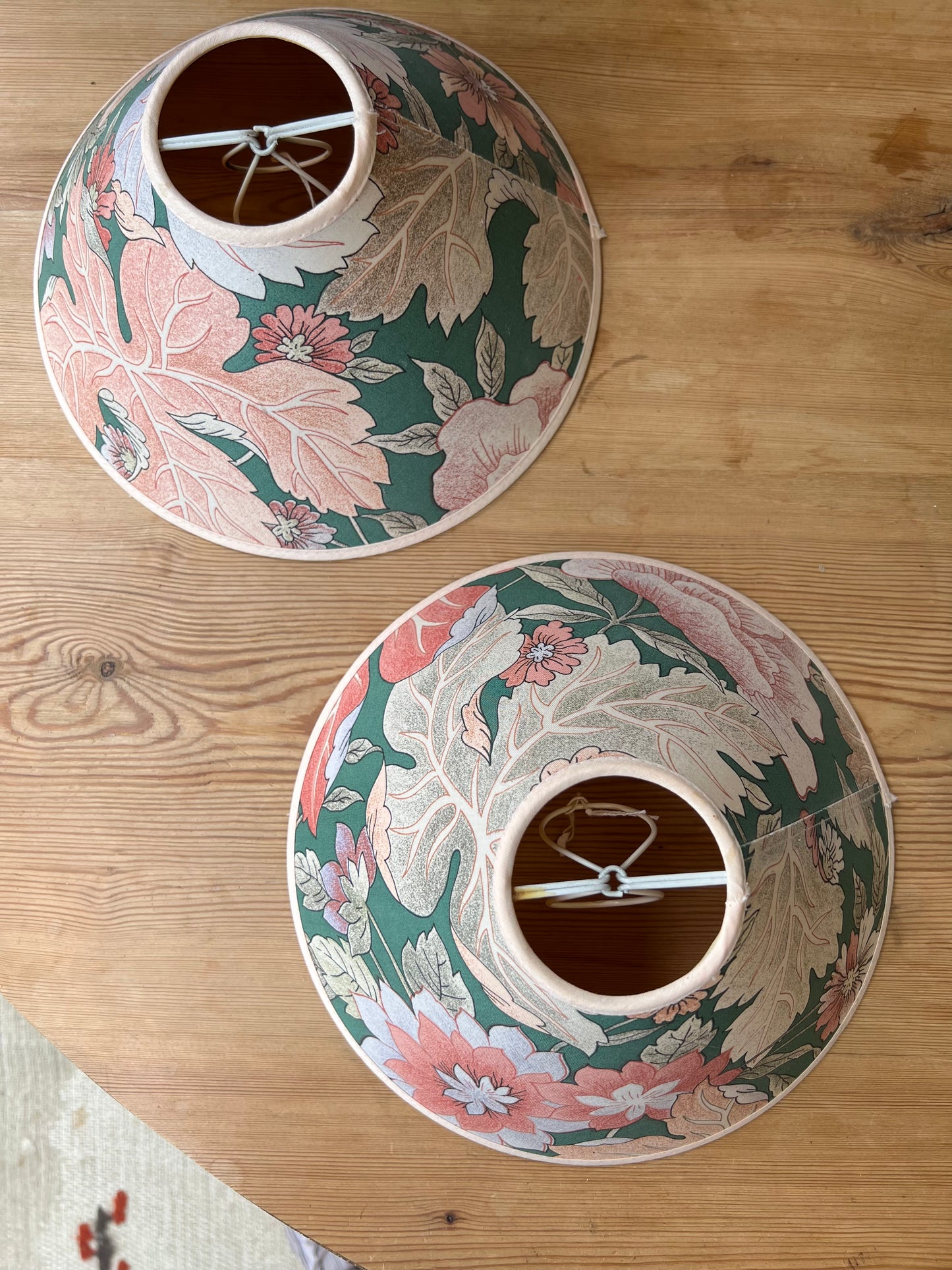 Paret lampskärmar i blommigt