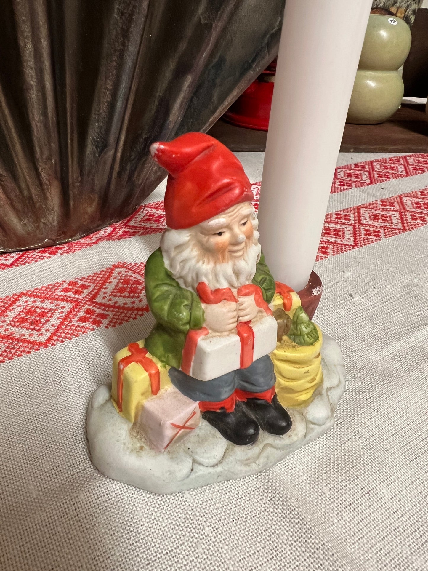 Tomte i porslin med ljushållare