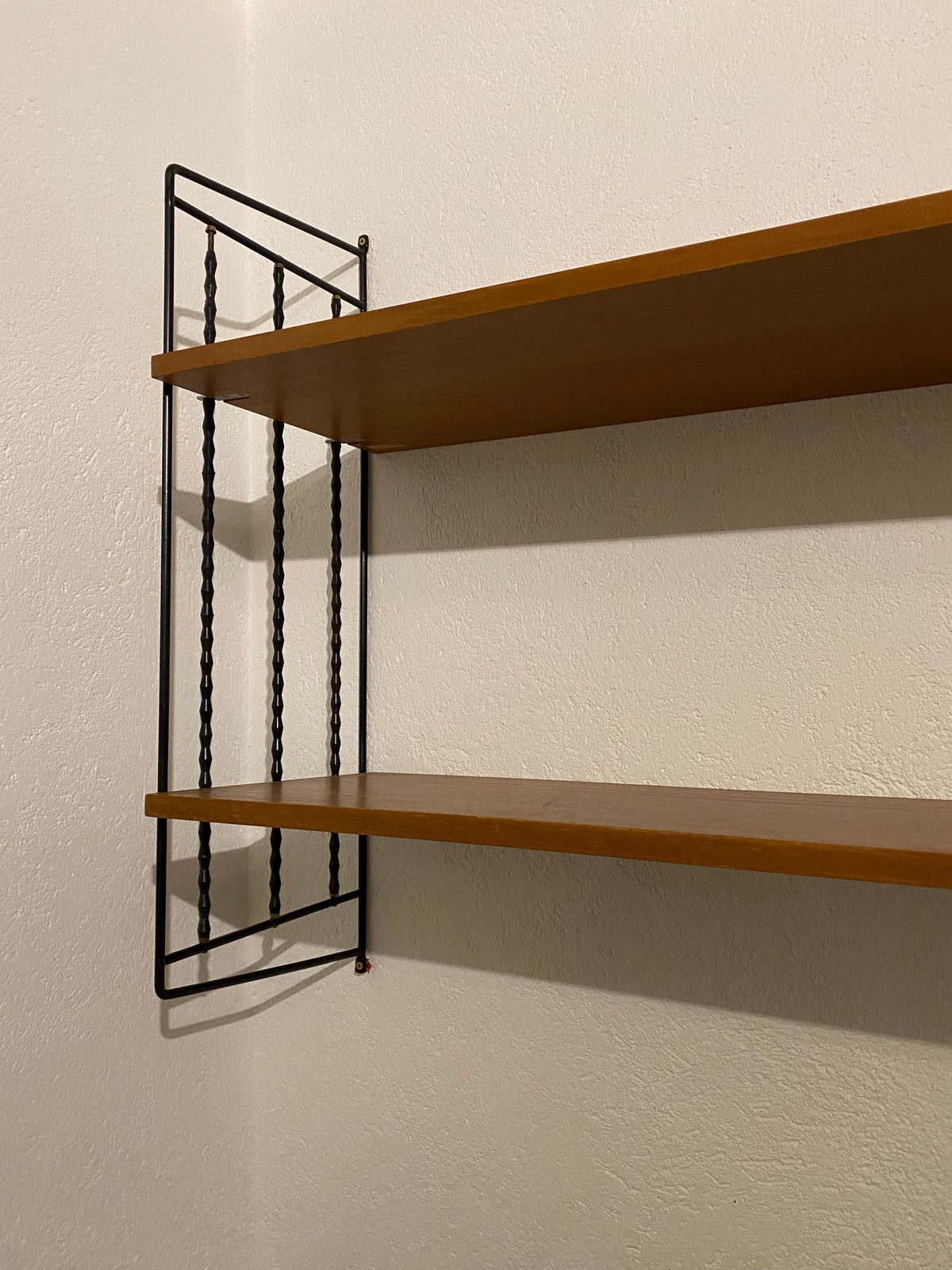 Äldre unik stringhylla i svart och teak