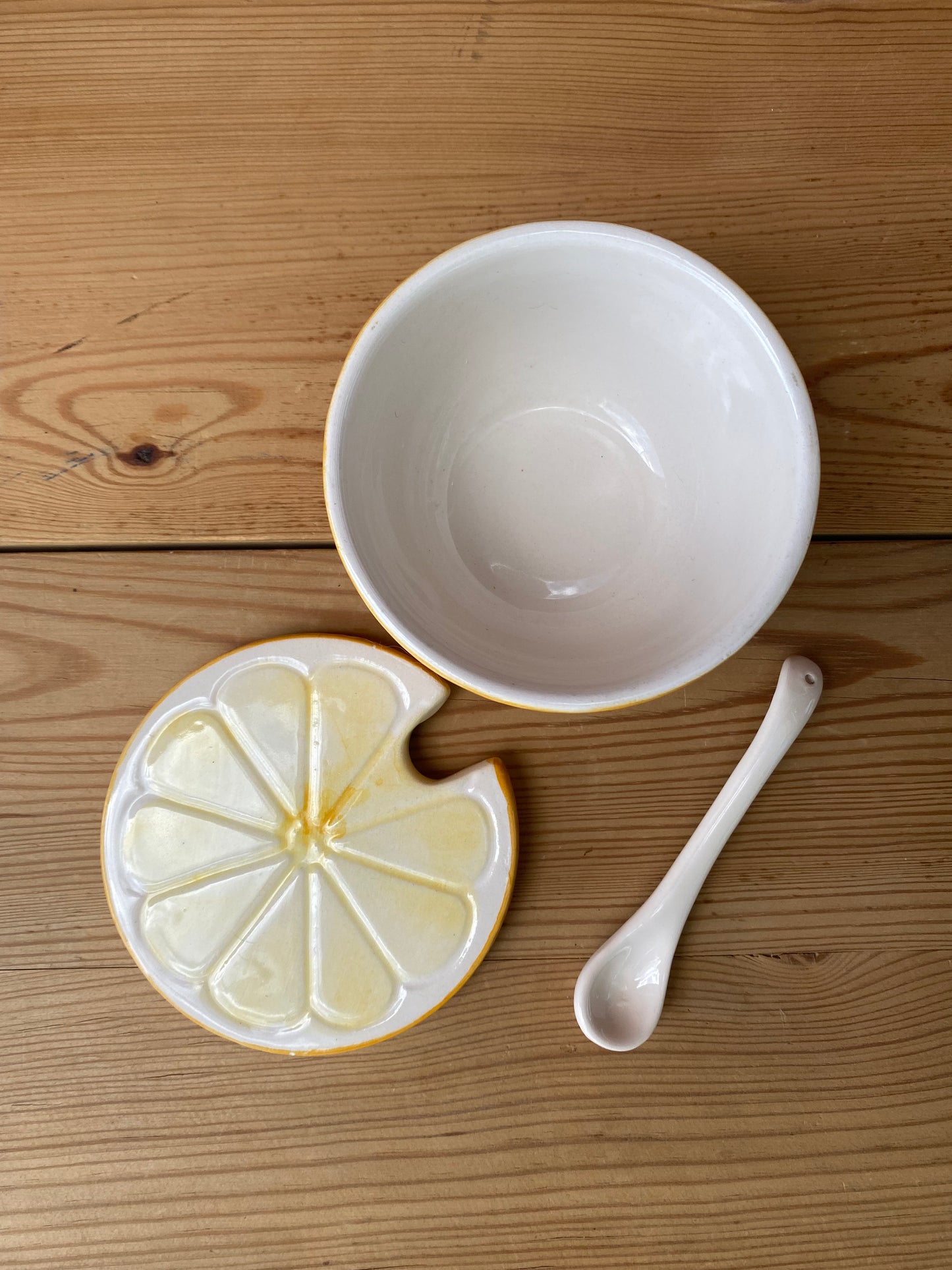 Citronskål med lock och porslinssked