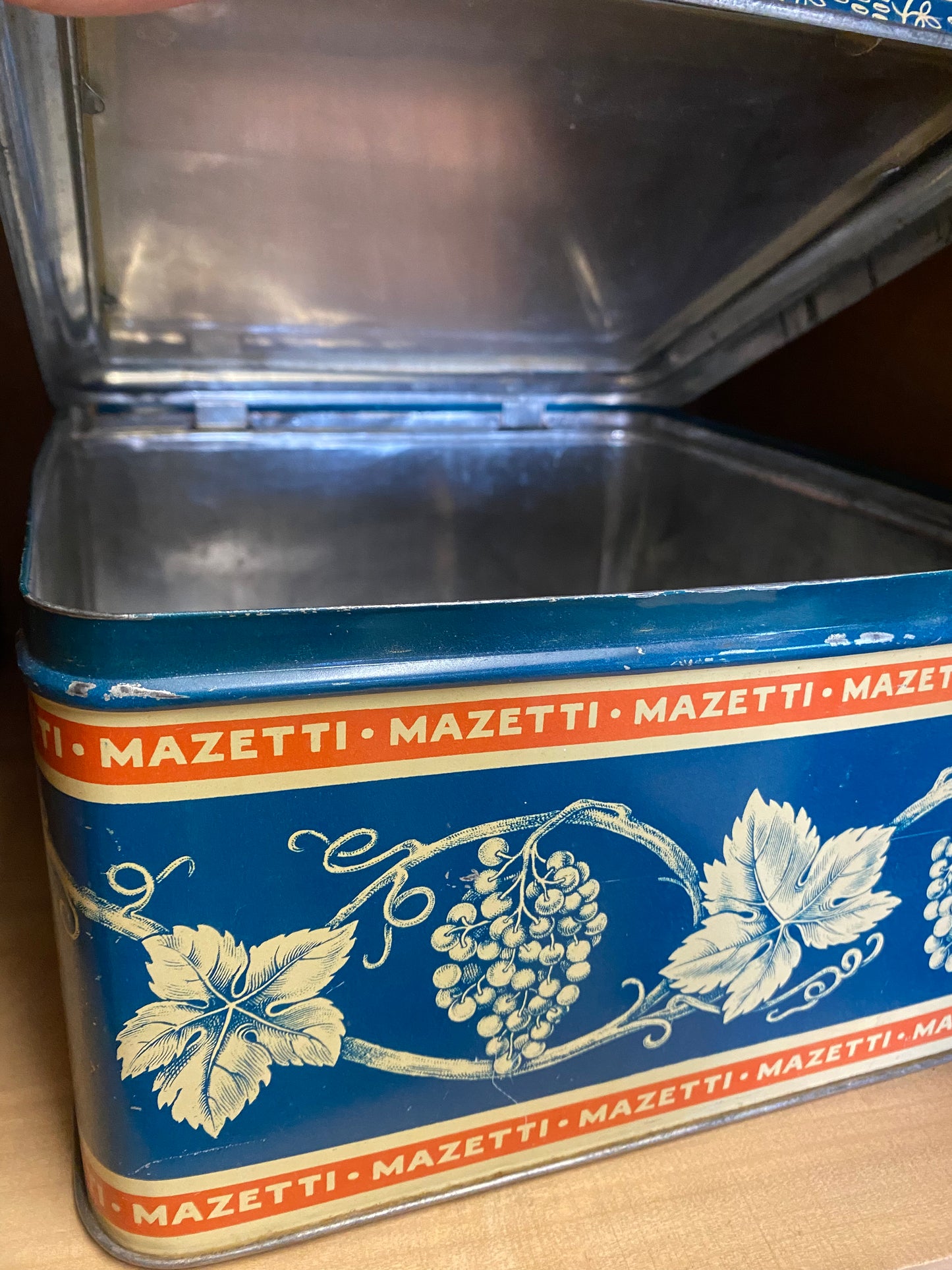 Mazetti plåtburk med lock man ser igenom