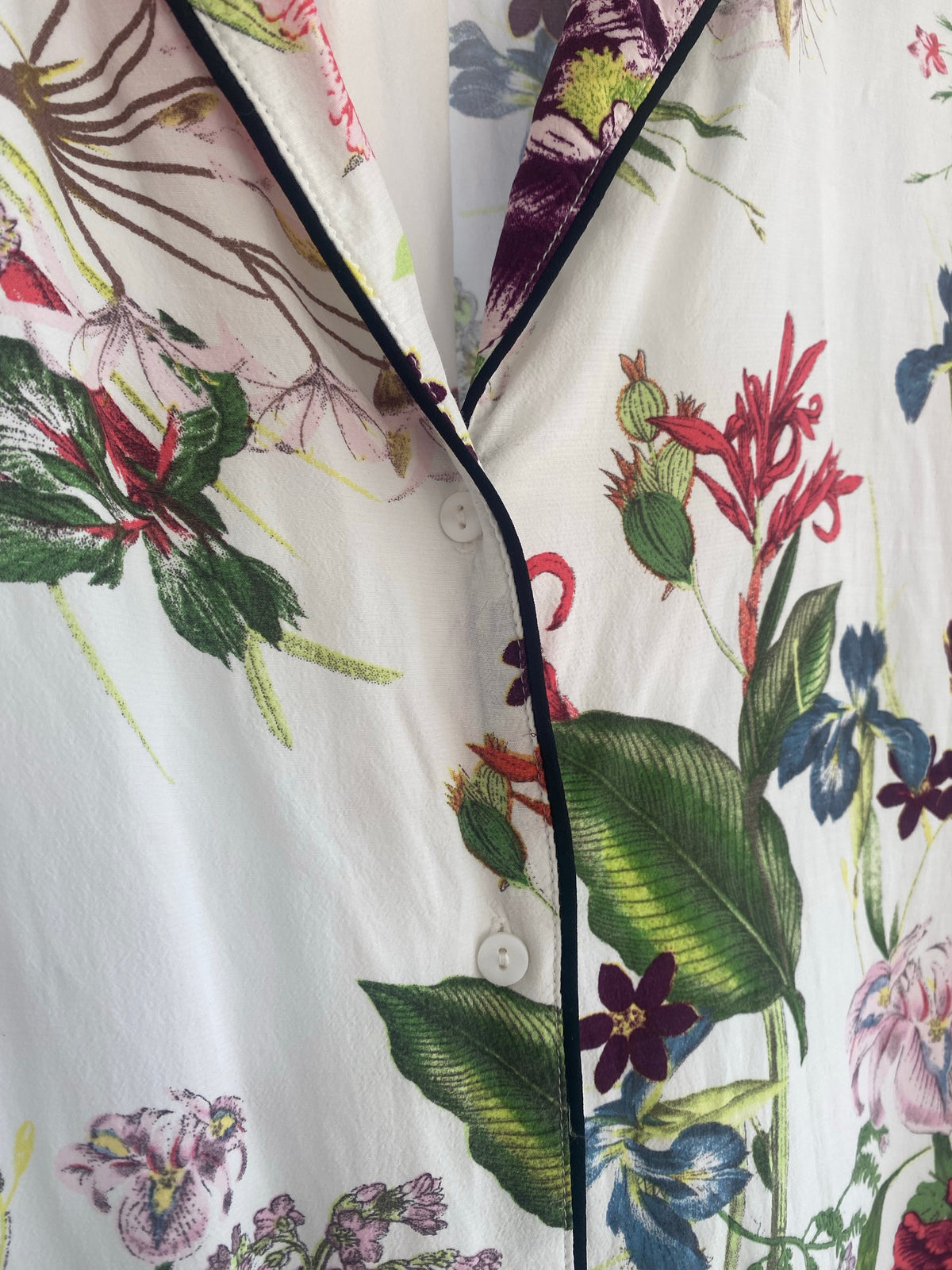 Blommig lite längre skjortblus