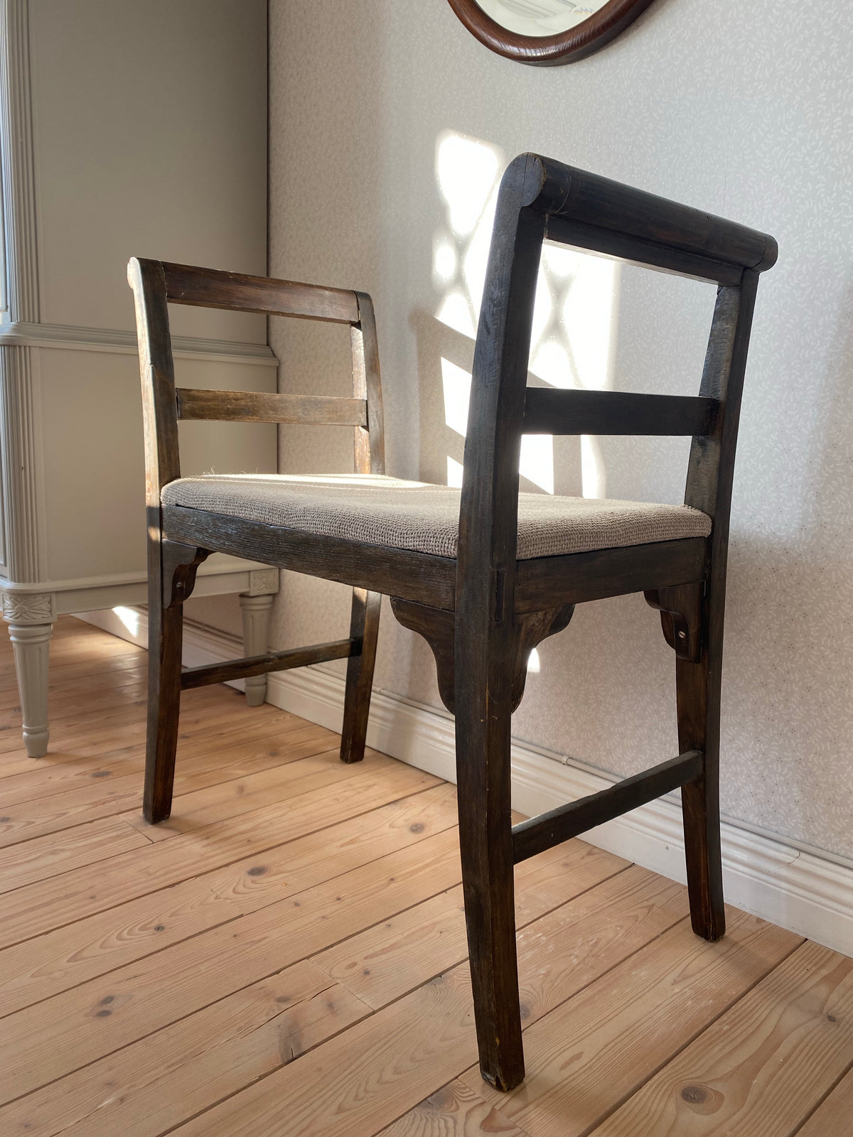 Äldre sittpall i mörkt trä