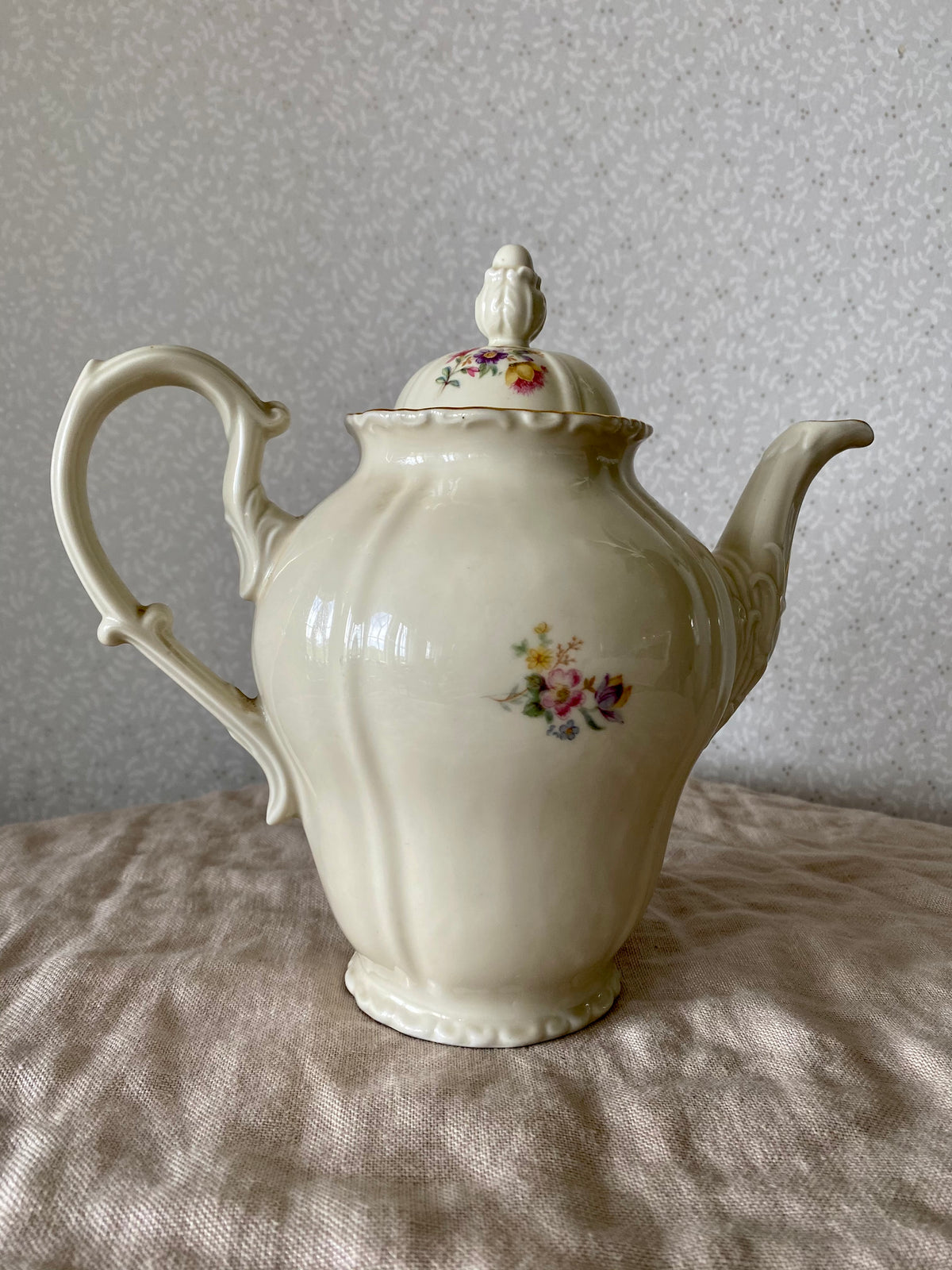 Porslinskanna med blommor