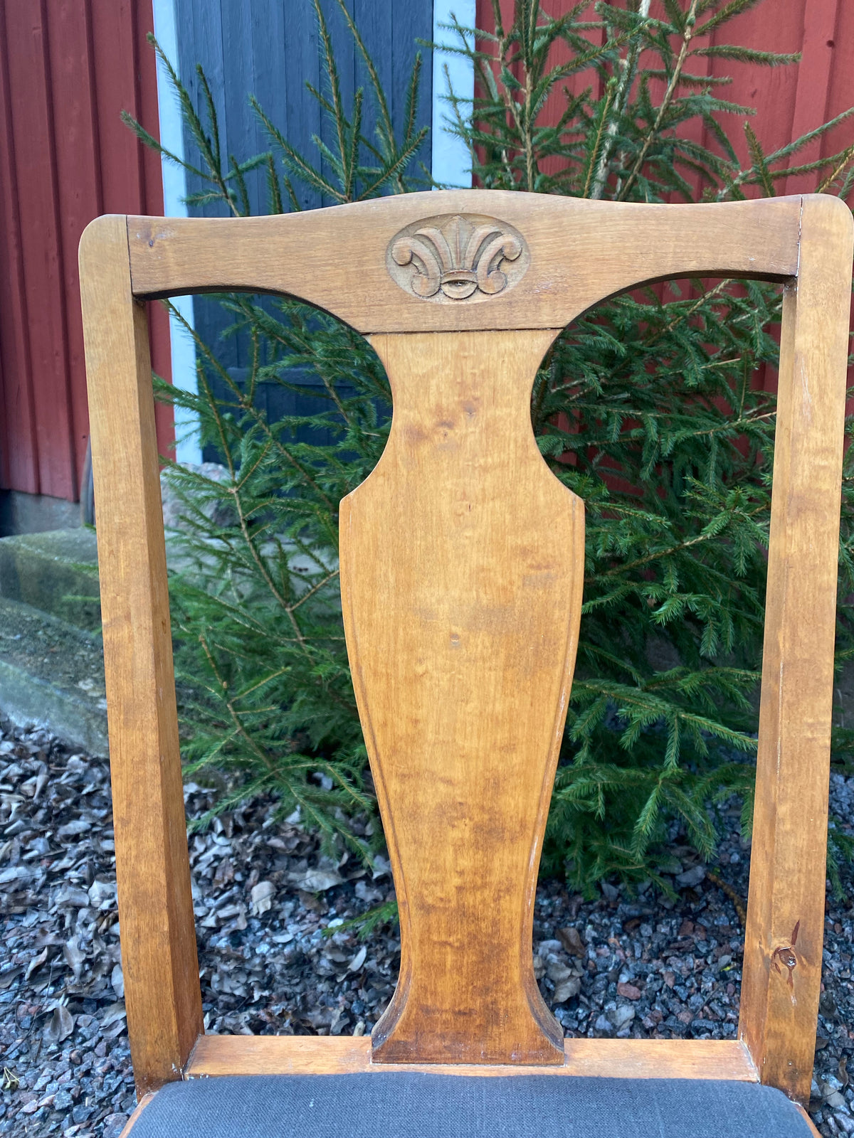 Äldre trästol med fin tygsits