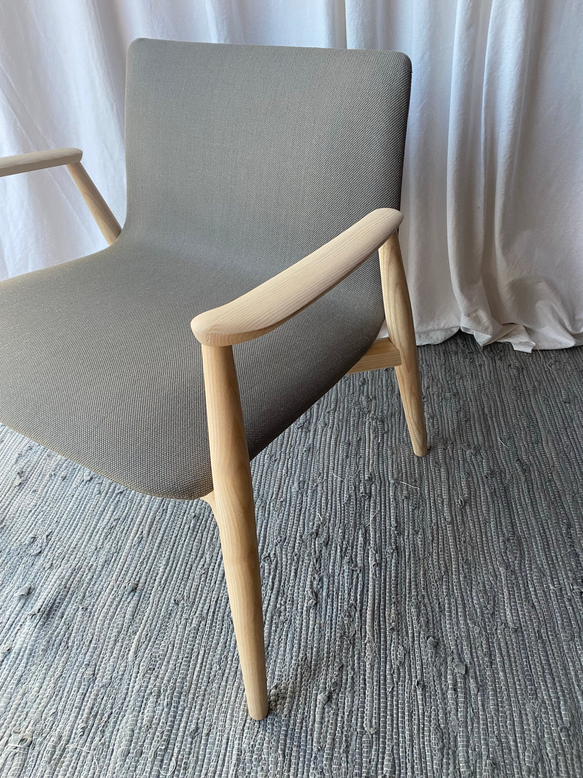 Fåtölj i grått tyg och ljust trä - Pedrali italiensk design