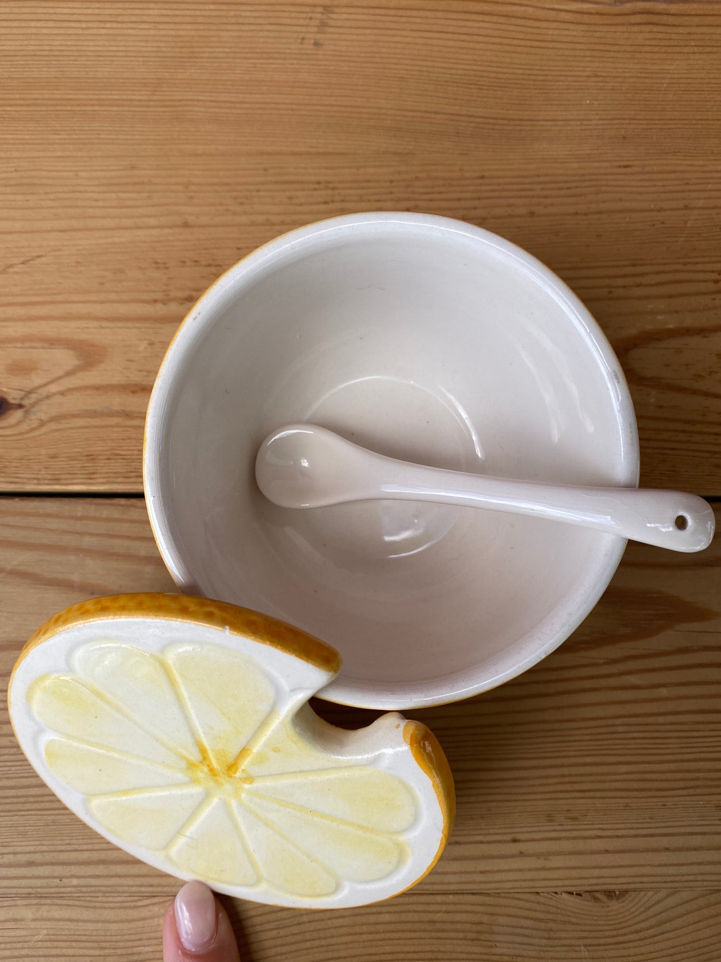 Citronskål med lock och porslinssked