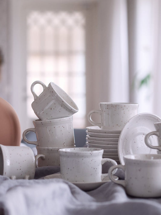 6st prickiga kaffekoppar med fat