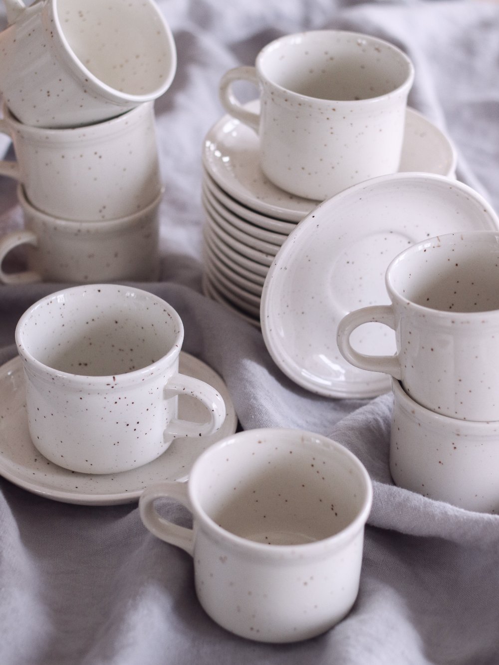 6st prickiga kaffekoppar med fat
