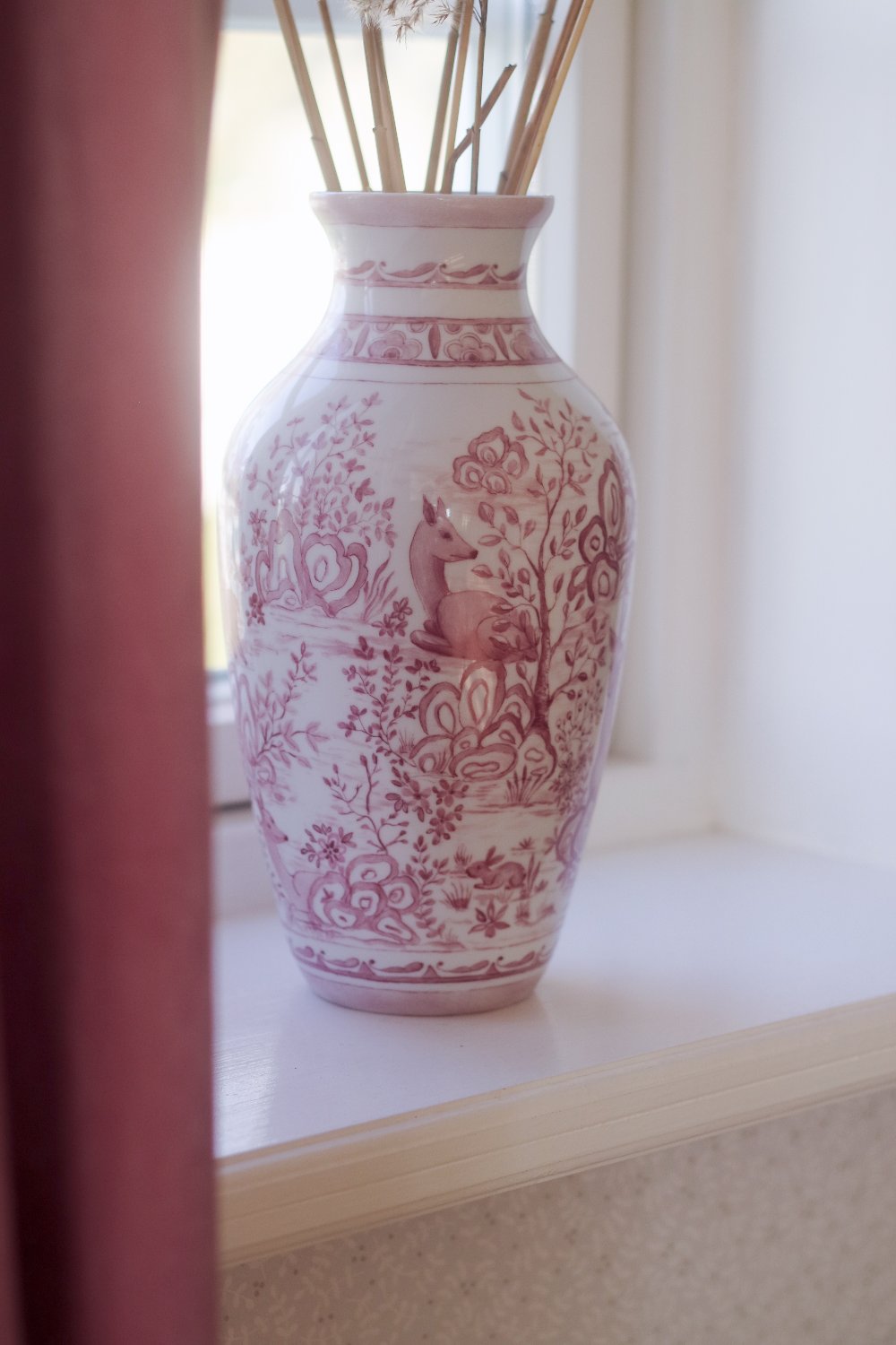 Rosa urna med motiv