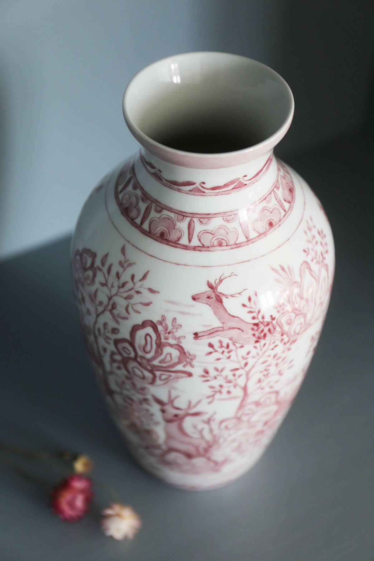 Rosa urna med motiv