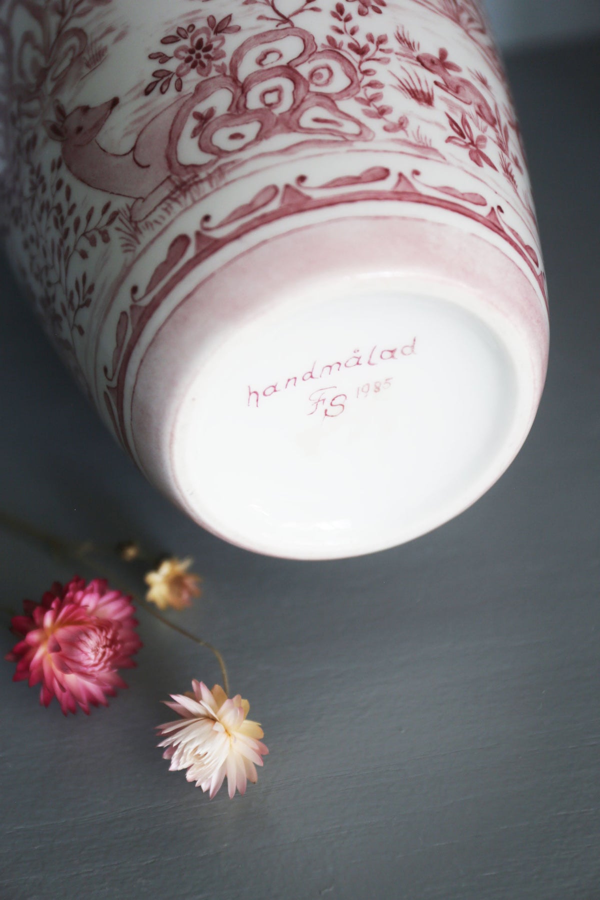 Rosa urna med motiv